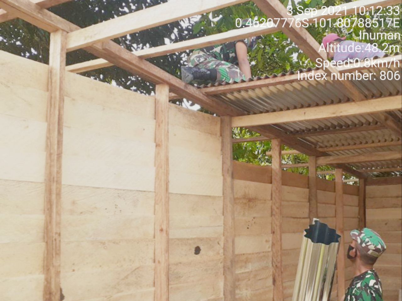 Babinsa 06/Cerenti Dim 0302/Inhu Bantu Masyarakat Desa Binaan Melanjutkan Pembangunan Buat Warung Pupuk