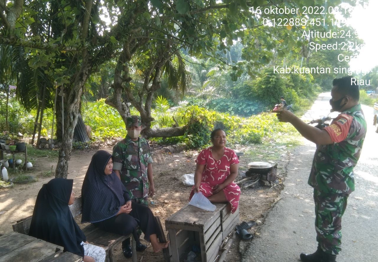 Babinsa Koramil 06/Cerenti Dim 0302/Inhu Berikan Sosialisasi Serta Himbauan Kepada Warga Agar Patuhi Prokes Covid-19 di Kecamatan Cerenti 