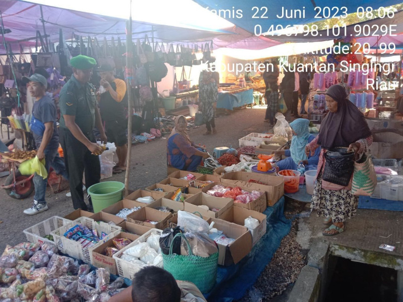 Babinsa Koramil 06/Cerenti Kodim 0302/Inhu, Serda Juanda Selalu Pantau Perkembangan Harga Kebutuhan Pokok Di Wilayah Kecamatan Cerenti