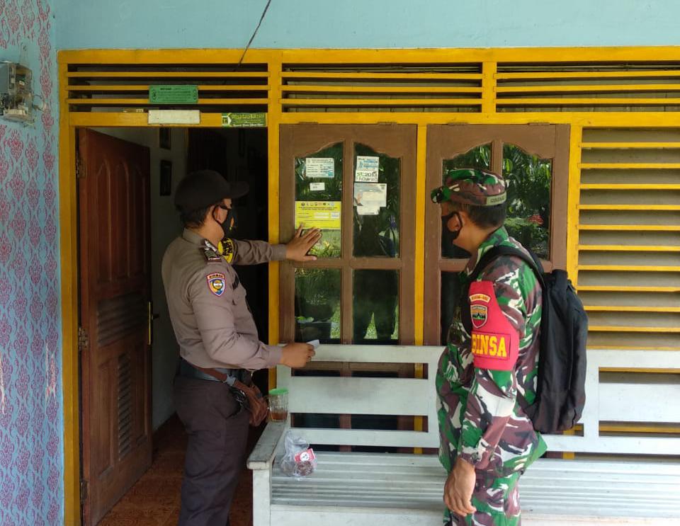 Polsek Pangkalan Kerinci dan TNI Pasang Stiker di Rumah Warga yang Pulang Mudik