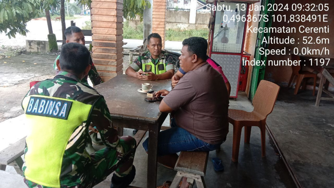 Kopda Junedi Dan Rekan-rekan Babinsa Koramil 06/Cerenti Kodim 0302/Inhu Laksanakan Komsos Dengan Warga Tanjung Medan Tentang Perubahan Cuaca