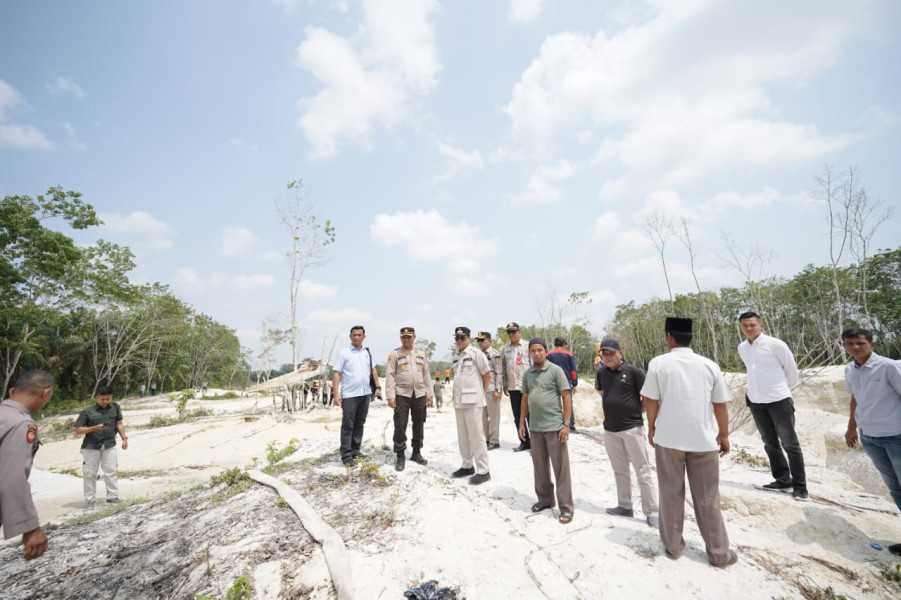 Bupati Suhardiman Melayat Ke Rumah Korban Longsor PETI