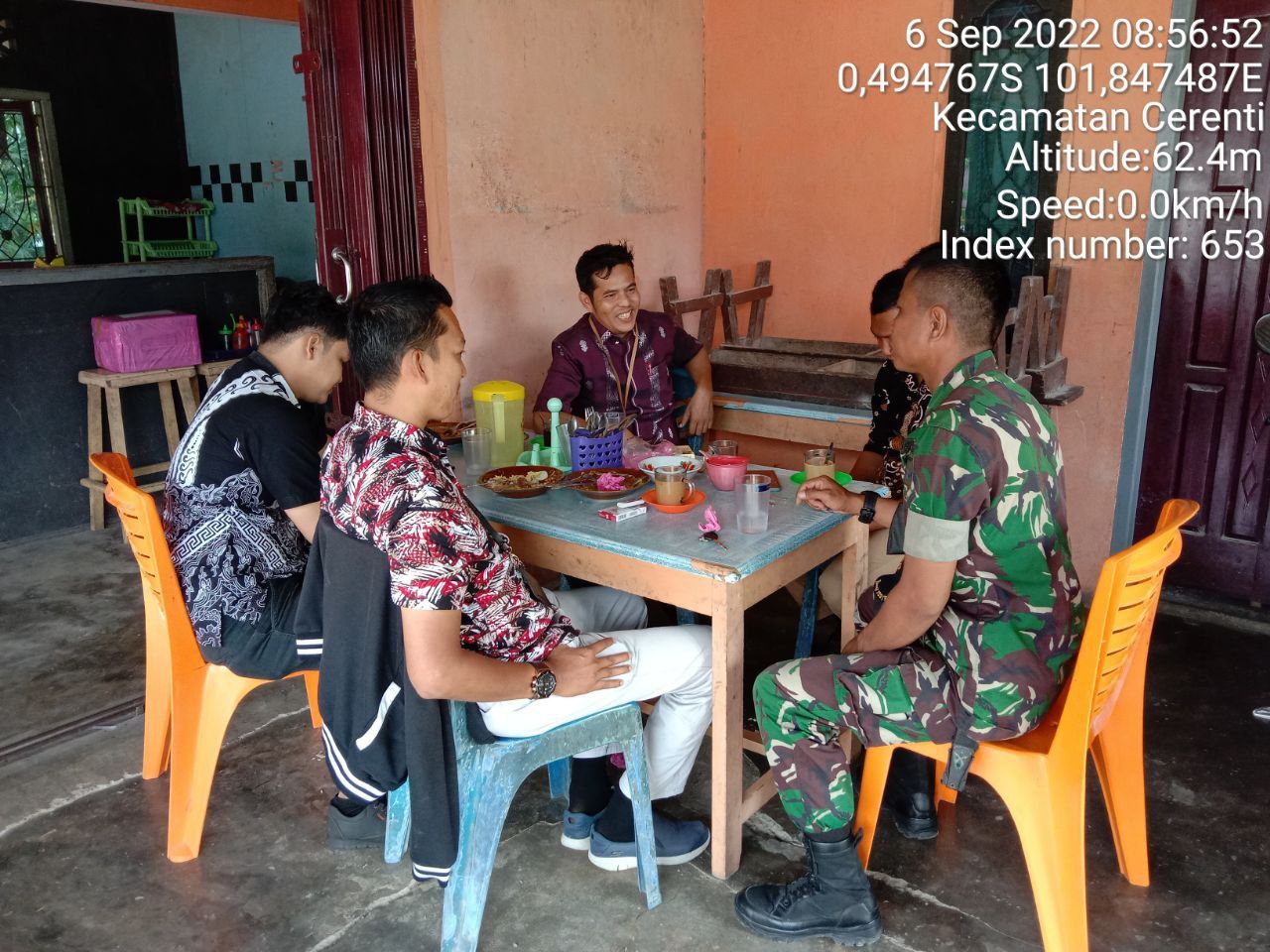 Babinsa Koramil 06/Cerenti  Dim 0302/Inhu Komsos Dengan Warga Desa Kompe Berangin Kecamatan Cerenti Kabupaten Kuansing