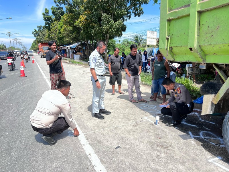 Motor Hantam Belakang Truk Parkir, Mahasiswi Tewas di KM 17 Bangkinang-Pekanbaru