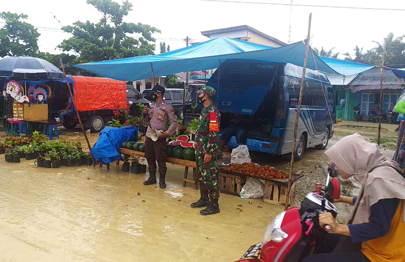 Polsek Kerumutan Bersama Babinsa Koramil 15 KK Terapkan Prokes di Pasar Bukit Lembah Subur
