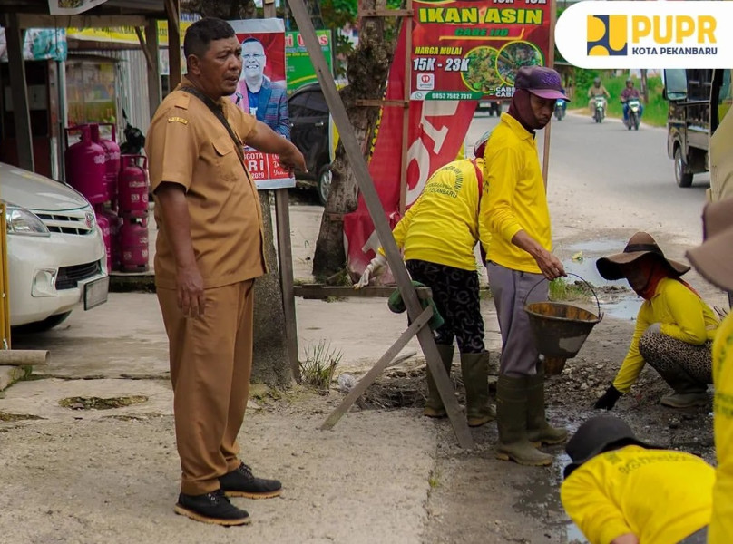 Pasukan Kuning Perkuat Langkah Pencegahan Banjir di Jalan Dharma Bakti Payung Sekaki