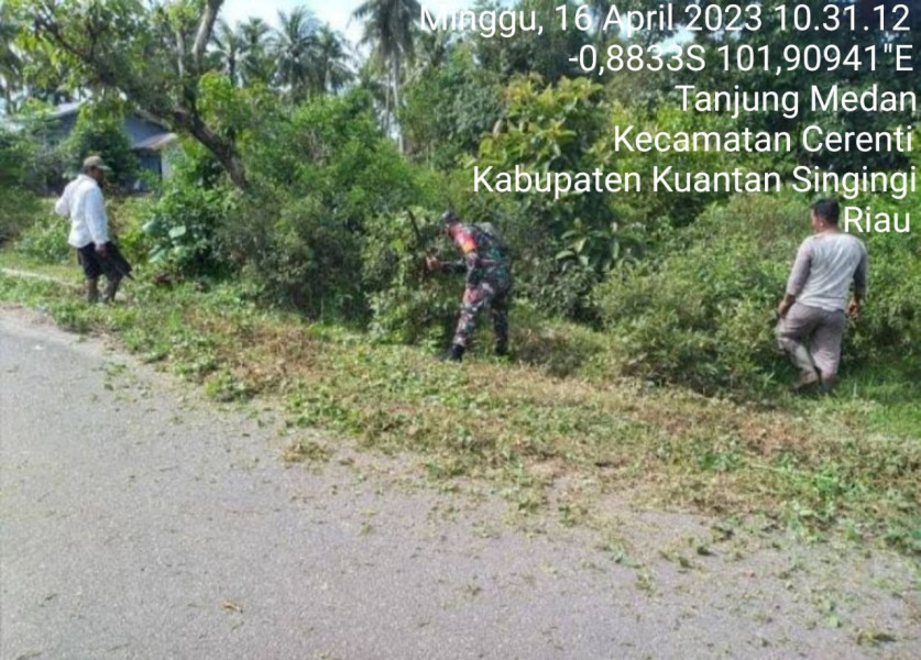 Jalin Kebersamaan Babinsa Koramil 06/ Cerenti Dim 0302/Inhu Gotong Royong Bersama Warga Untuk Membersihkan Lingkungan Di Desa Binaan