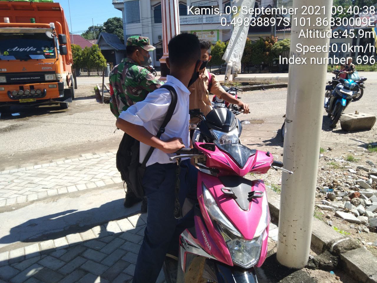 Putus Mata Rantai Penyebaran Covid-19, Babinsa Koramil 06/ Cerenti Kodim 0302/ Inhu Bagikan Masker Gratis Kepada Pelajar SMP Kecamatan Cerenti