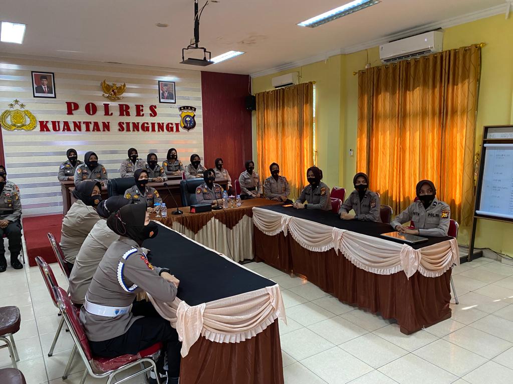 Pelaksanaan Serah Terima Tugas Ibu Asuh Polwan Polda Riau Yang dilakukan Secara Virtual melalui Zoom Meeting