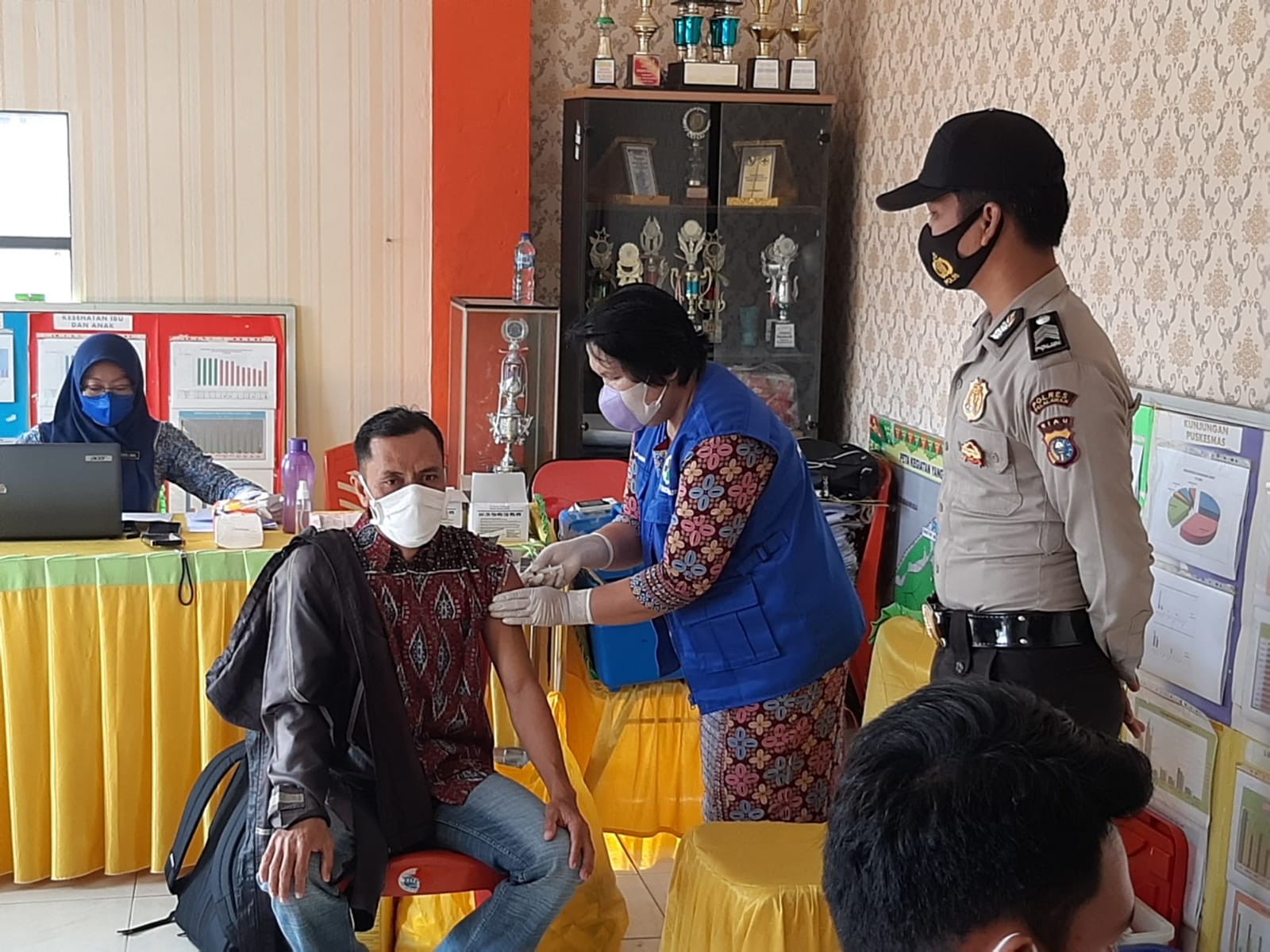 Polsek Ukui Kawal Pelaksanaan Vaksinasi Dosis II di Puskesmas