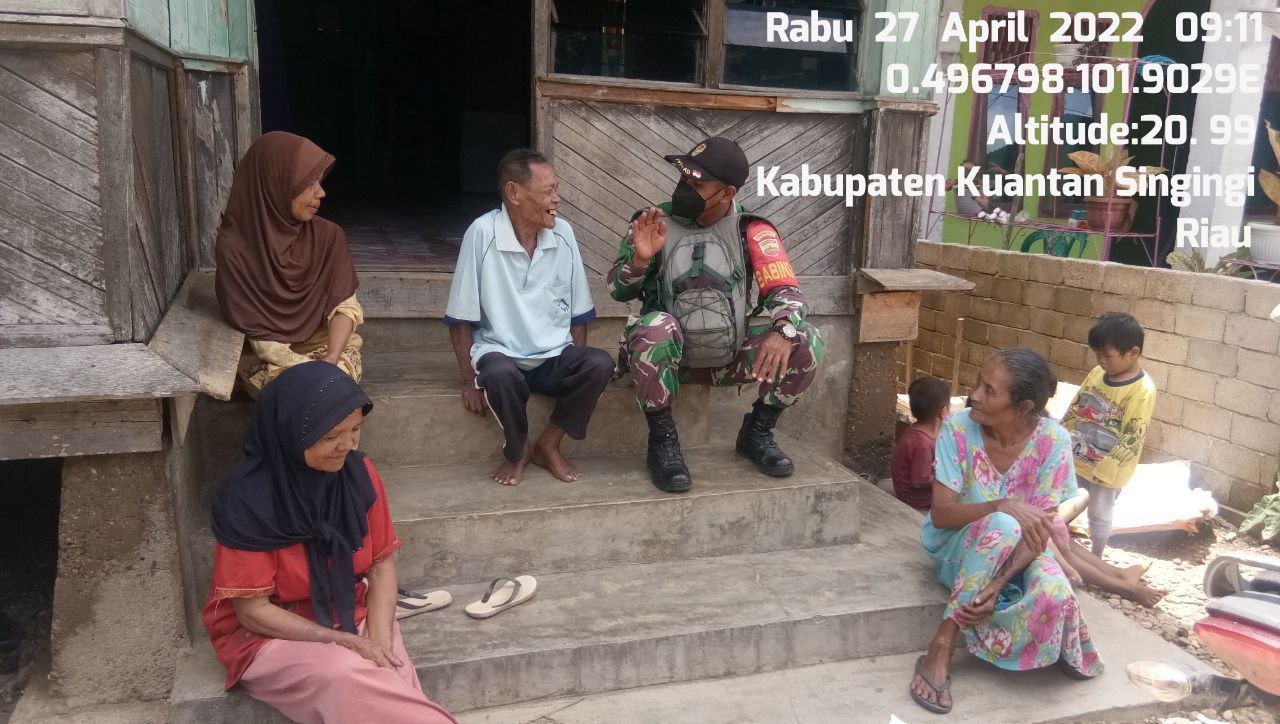 Komsos Dengan Lansia, Babinsa Koramil 06/Cerenti Kodim 0302/Inhu Ingatkan Jaga Pola Makan Dan Kesehatan