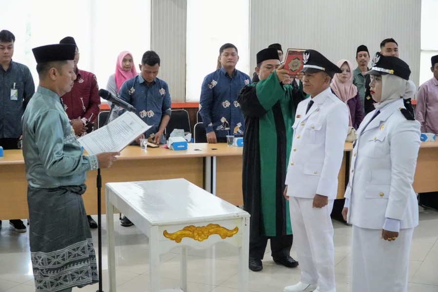 Wakil Bupati Kuansing H. Muklisin lantik Pj Kades Geringging Baru dan Bukit Raya 