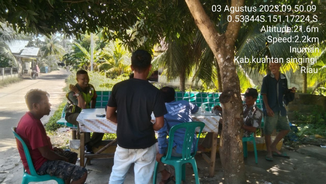 Anggota Koramil 06/Cerenti Kodim 0302/Inhu  Untuk Menjaga Keakraban Dengan Warga Babinsa Komsos Mempererat Tali Silaturahmi Di Desa Binaan