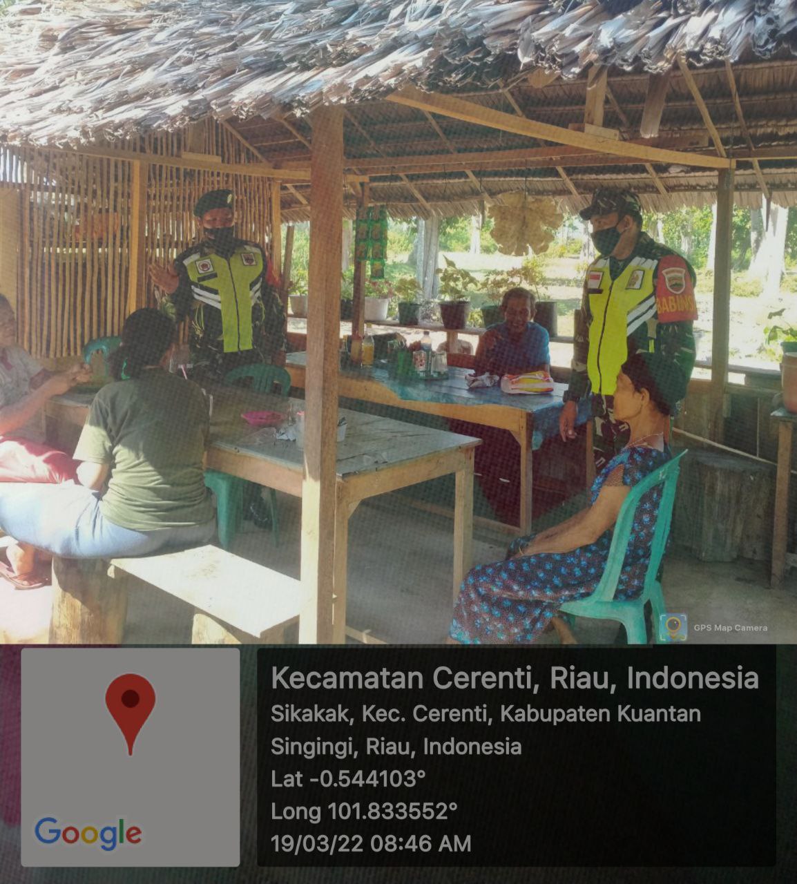 Babinsa Koramil 06/Cerenti Dim 0302/Inhu, Kopda Mohammad Soleh Bersama Anggota Lainnya Berikan Sosialisasi Serta Himbauan Kepada Warga Agar Patuhi Prokes Covid-19 di Desa Kampung Baru Kecamatan Cerenti