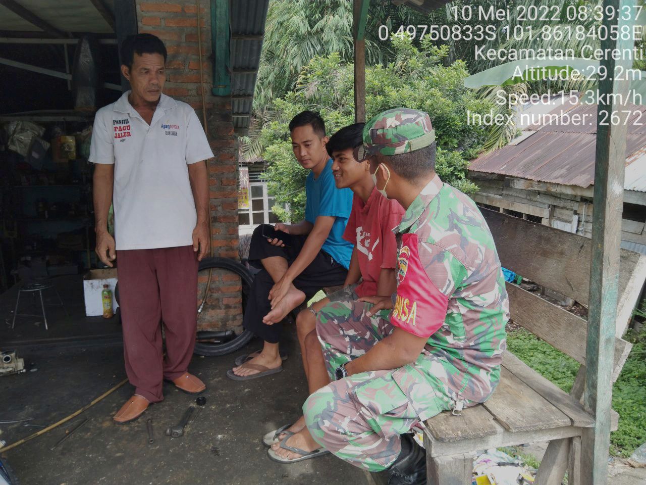Babinsa Koramil 06/Cerenti  Kodim 0302/Inhu, Kopda Junedi Komsos Dengan Warga di Koto Cerenti Kecamatan Cerenti Kabupaten Kuantan Singingi