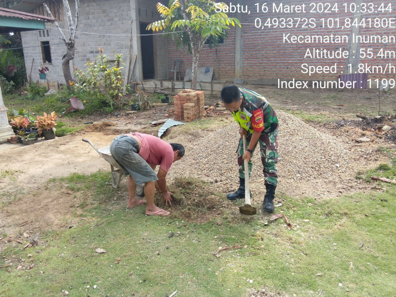 Babinsa Koramil 06/Cerenti Kodim 0302/Inhu Praka Fardan Sinaga Bantu Warga Bersihkan Lingkungan Tempat Tinggal 