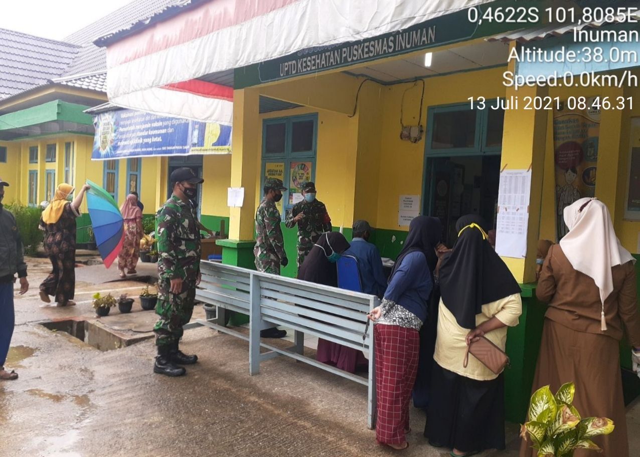 Anggota Koramil 06/Cerenti Kodim 0302/Inhu Serda Dumen Siregar Berperan Serta Dalam Mendampingi Vaksinasi Covid-19
