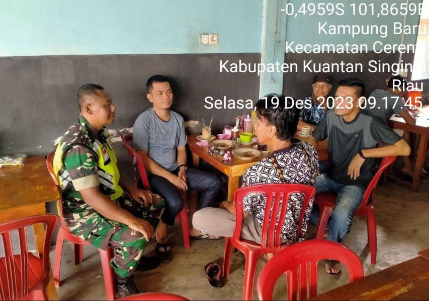 Sertu Firman Babinsa Koramil 06/Cerenti  Kodim 0302/Inhu Gelar Komsos Dengan Warga Desa Desa Kampung Baru Kecamatan Cerenti