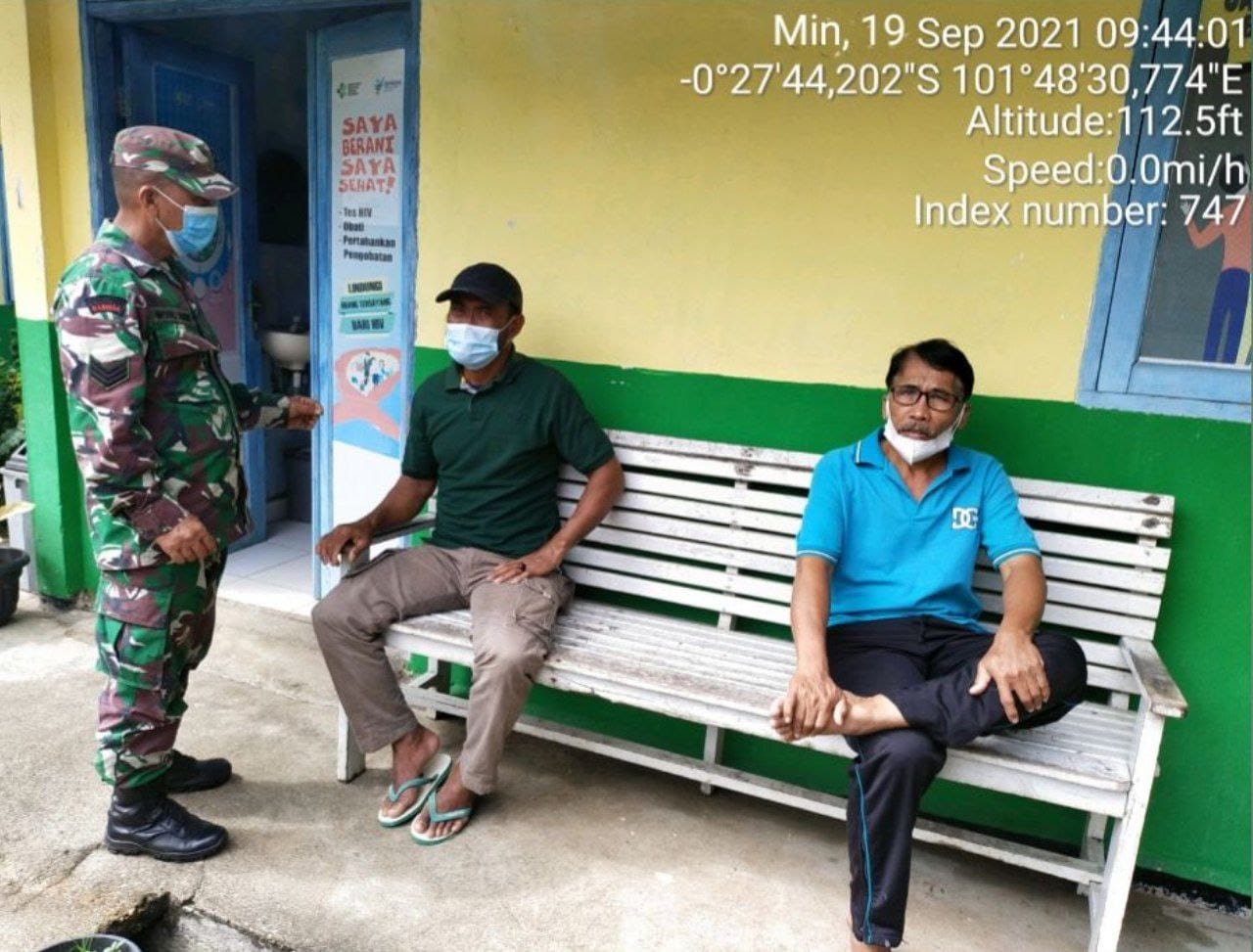 Serka M. Amin Babinsa Koramil 06/Cerenti Kodim 0302/Inhu Melaksanakan Komsos Dengan Warga Desa Koto Inuman Kecamatan Inuman