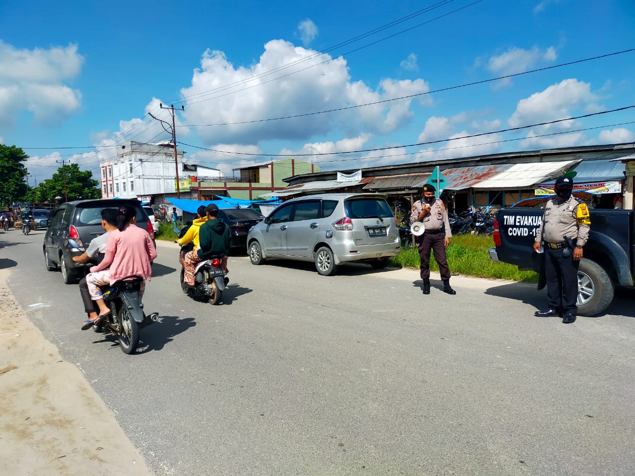 Polsek Pangkalan Kuras Ingatkan Warga Pasar Baru Tingkatkan Prokes