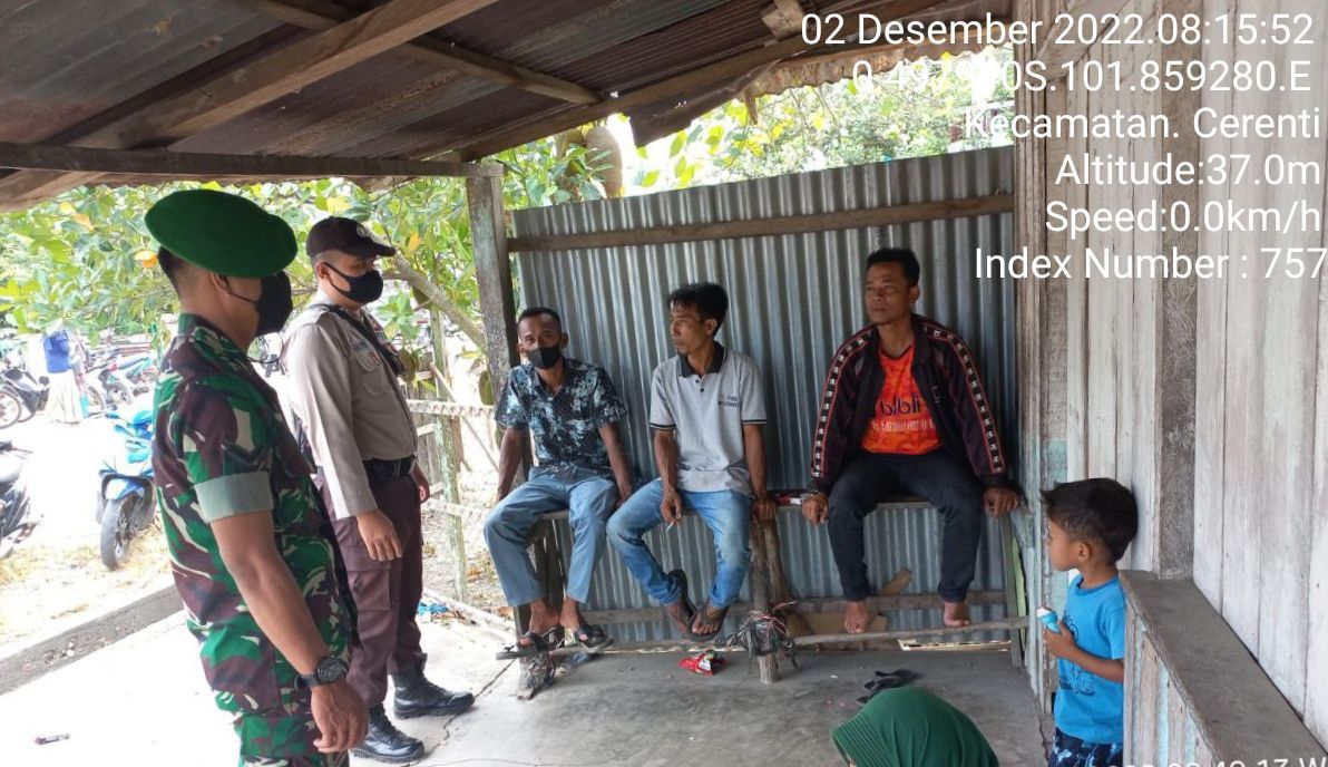 Babinsa Koramil 06/Cerenti Kodim 0302/Inhu Berikan Sosialisasi Serta Himbauan Kepada Warga Agar Patuhi Prokes Covid-19 di Kampung Baru Kecamatan Cerenti 