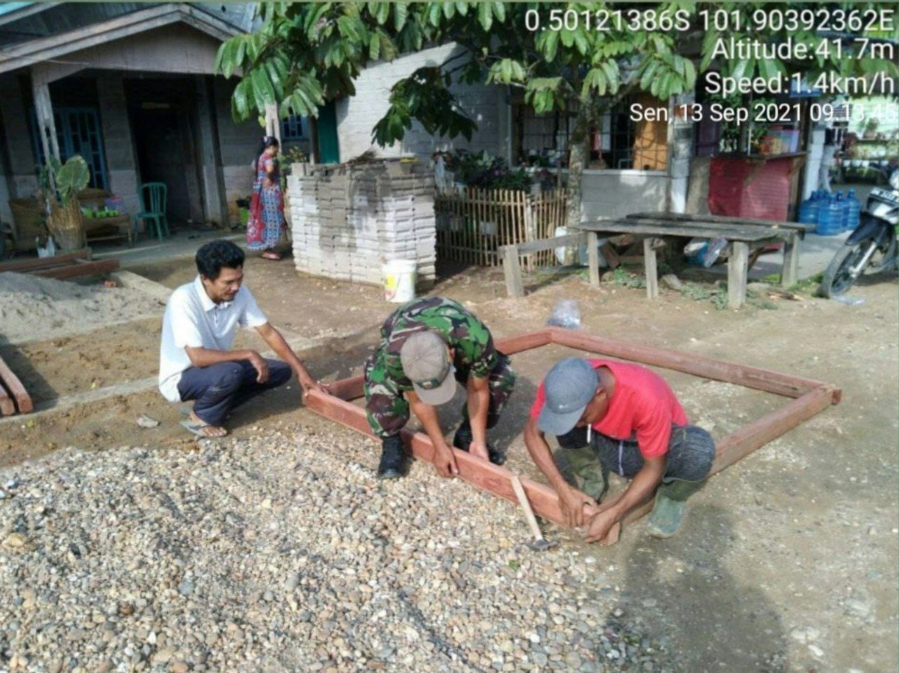 Babinsa Koramil 06/Cerenti  Kodim 0302 Inhu/ Bersama Masyarakat Gotong Royong Membantu Pintu Rumah di Tanjung Medan