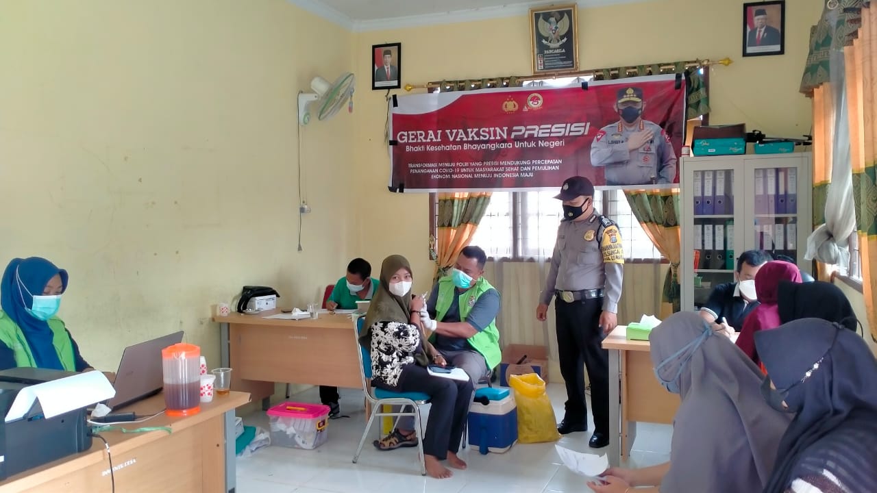 Akselerasi Vaksinasi Covid-19, Polsubsektor Pelalawan Aktif Monitor di Gerai Vaksinasi