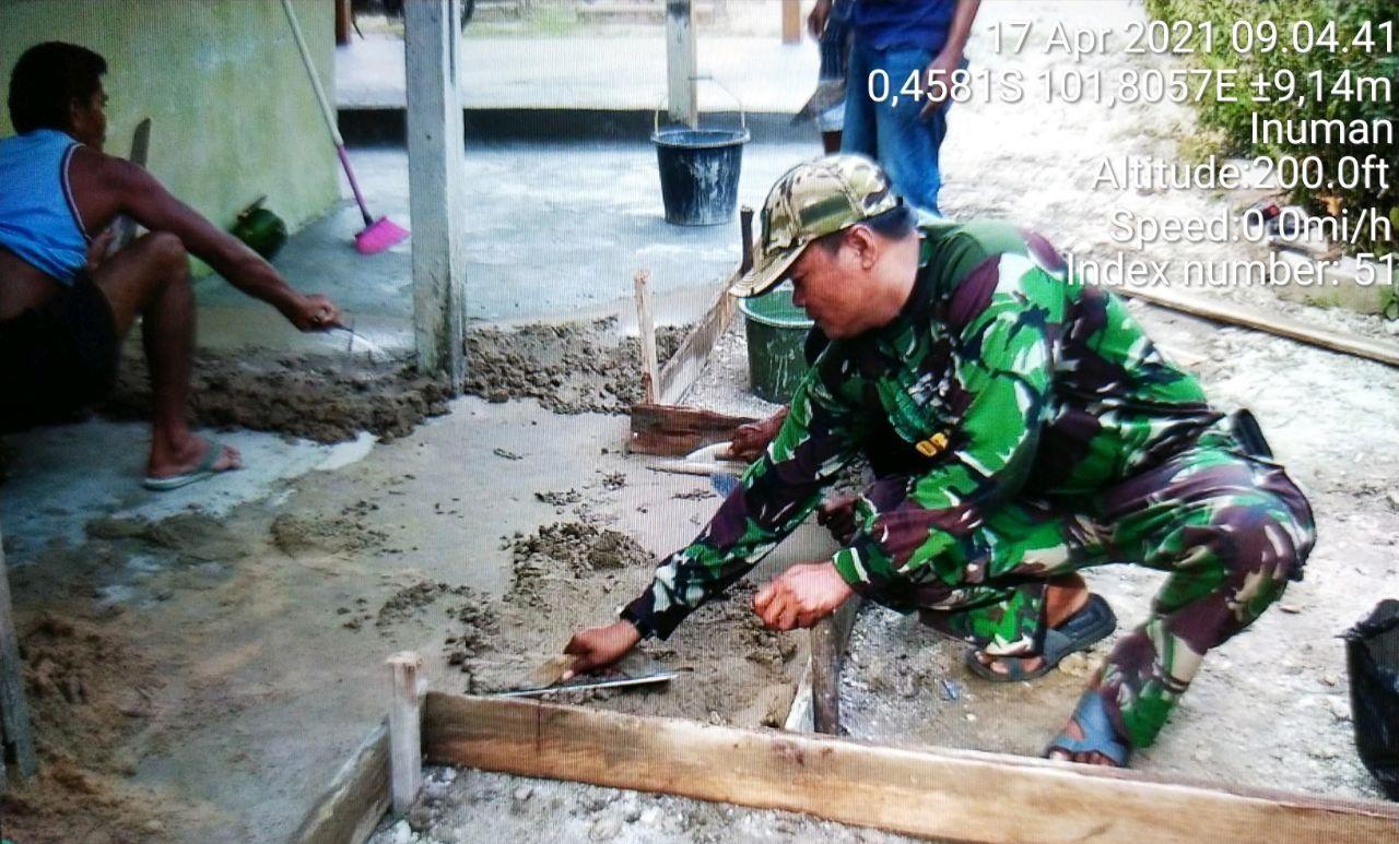 Babinsa Koramil 06/Cerenti Bersama Masyarakat Gotong Royong Pembersihan Mushallah