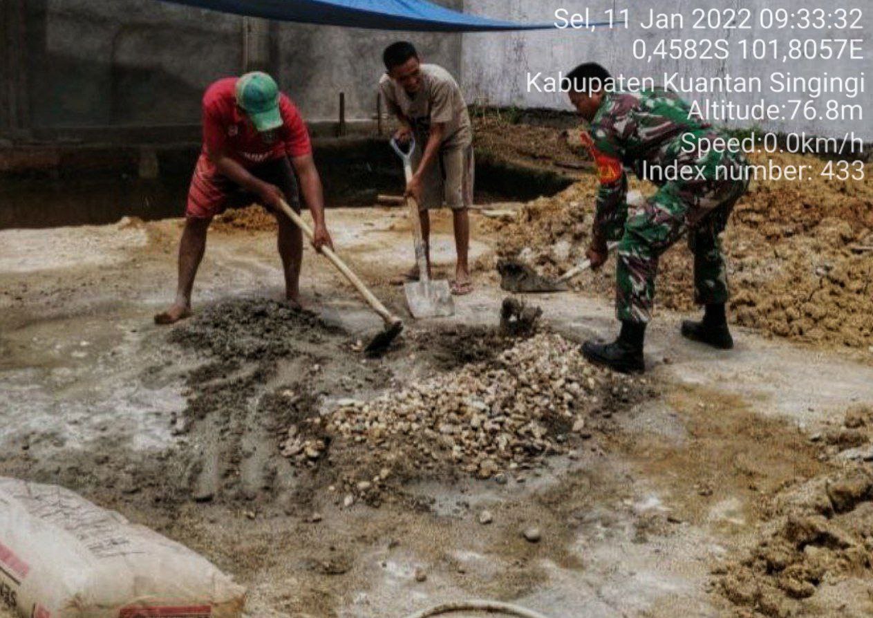 Babinsa Koramil 06 /Cerenti  Kodim 0302/ Inhu Gotong Royong Dengan Masyarakat di Pasar Inuman Kecamatan Inuman Kabupaten Kuansing