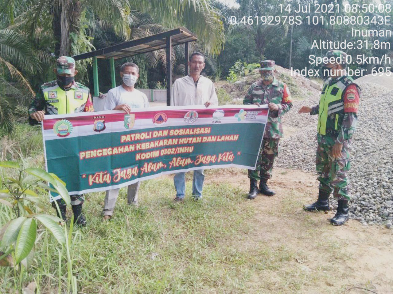 Koramil 06/Cerenti Terus  Sosialisasikan Dan Patroli Tentang Bahaya Karhutla di Wilayah Binaannya Desa Pulau Sipan