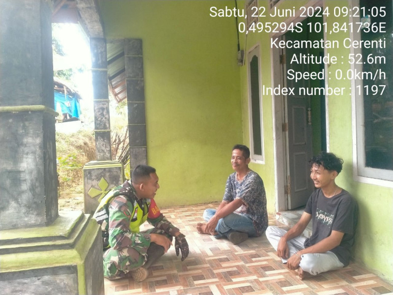 Babinsa 06/Cerenti Kodim 0302/Inhu Kopda Soleh Mengajak Masyarakat Untuk Senantiasa Hidup Bersih pada Saat Komsos Dengan Warga Binaan 