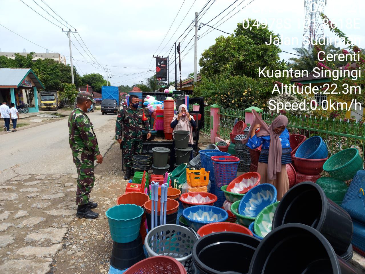 Babinsa Koramil 06 Cerenti Kodim 0302 Inhu Patuhi Prokes, Kopda Irwan Rutin Himbau Warga Binaannya
