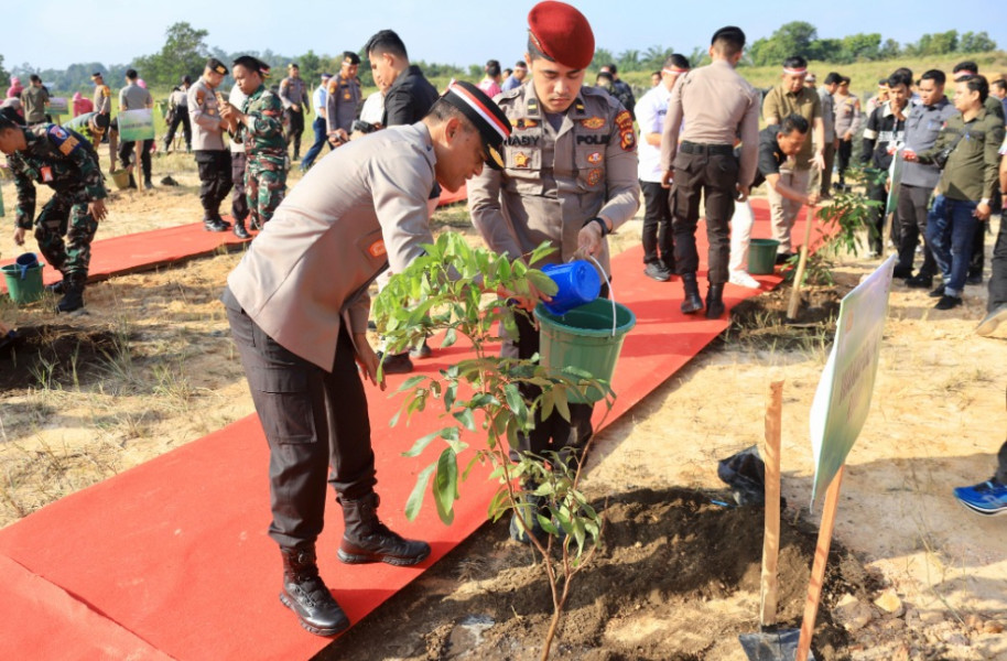 Brigjen.Pol. K.Rahmadi Pimpin Penanaman Pohon Serentak dalam Rangka Hari Bhayangkara Ke-78