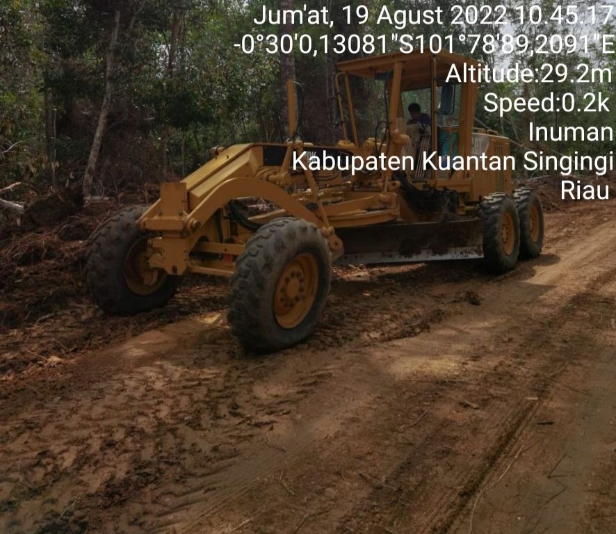 Satgas TMMD Ke- 114 Kodim 0302/Inhu dan Babinsa Koramil 06/Cerenti Kodim 0302/Inhu Bersama Masyarakat Mengerjakan Pembukaan Jalan Baru Di Sasaran TMMD Ke 114 Tahun 2022