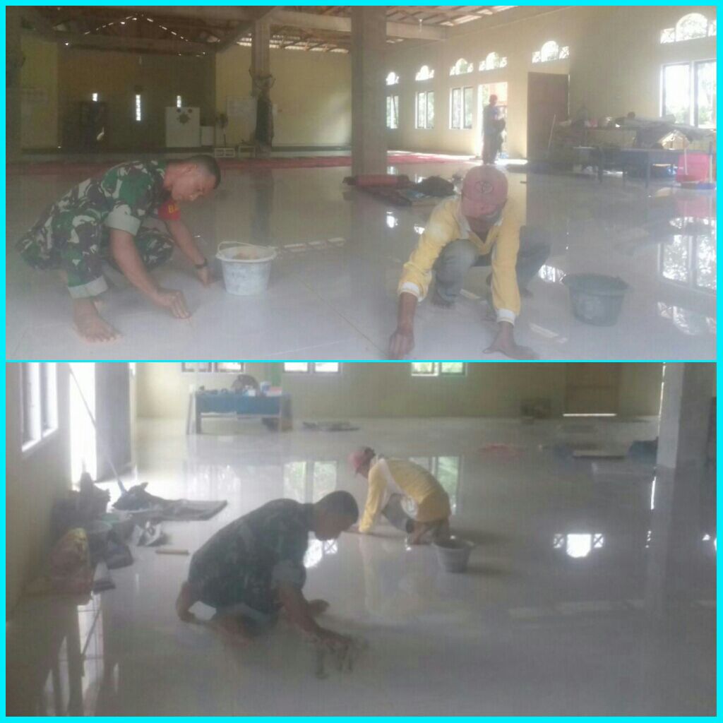 Sertu Parman Membersihkan Ruangan Mesjid Ar Rahman Desa Koto Rajo.