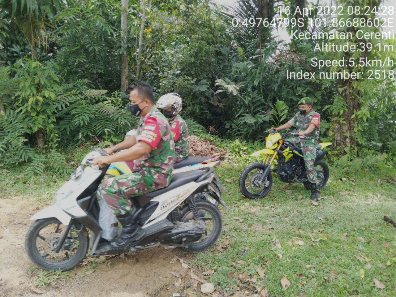 Sertu Edison dan Kopda Irwan Babinsa Koramil 06/Cerenti Kodim 0302/Inhu dan Anggota Lainnya Laksanakan Patroli Untuk Cegah Kebakaran Hutan Dan Lahan