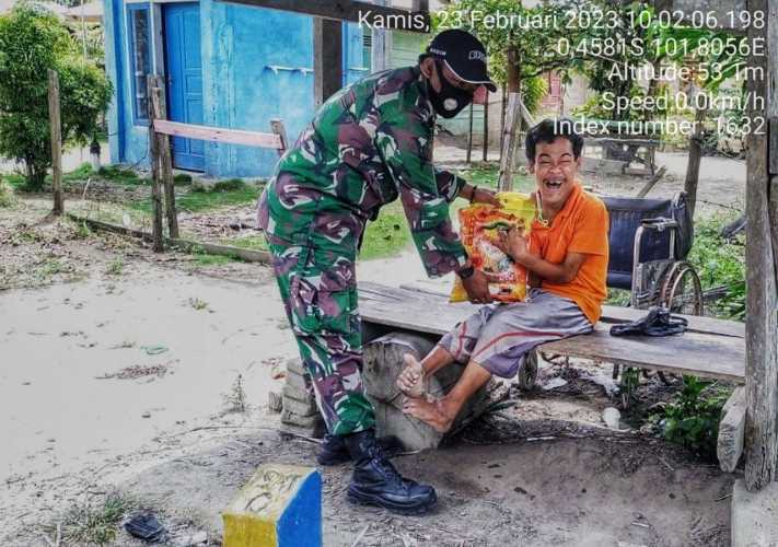 Babinsa Koramil 06/Cerenti Kodim 0302/Inhu Memberi Bantuan Kepada Masyarakat di Desa Lebuh Lurus Kecamatan Inuman 