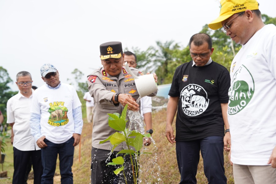 Kapolda Riau Tunjukkan Aksi Nyata dalam Green Action, Tanam Ratusan Pohon di Unilak