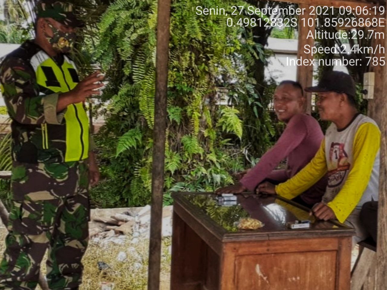 Babinsa Koramil 06/ Cerenti Melaksanakan Komsos Sekaligus Memberikan Himbauan Kepada Warga Agar Tetap Mematuhi Protokol  Kesehatan