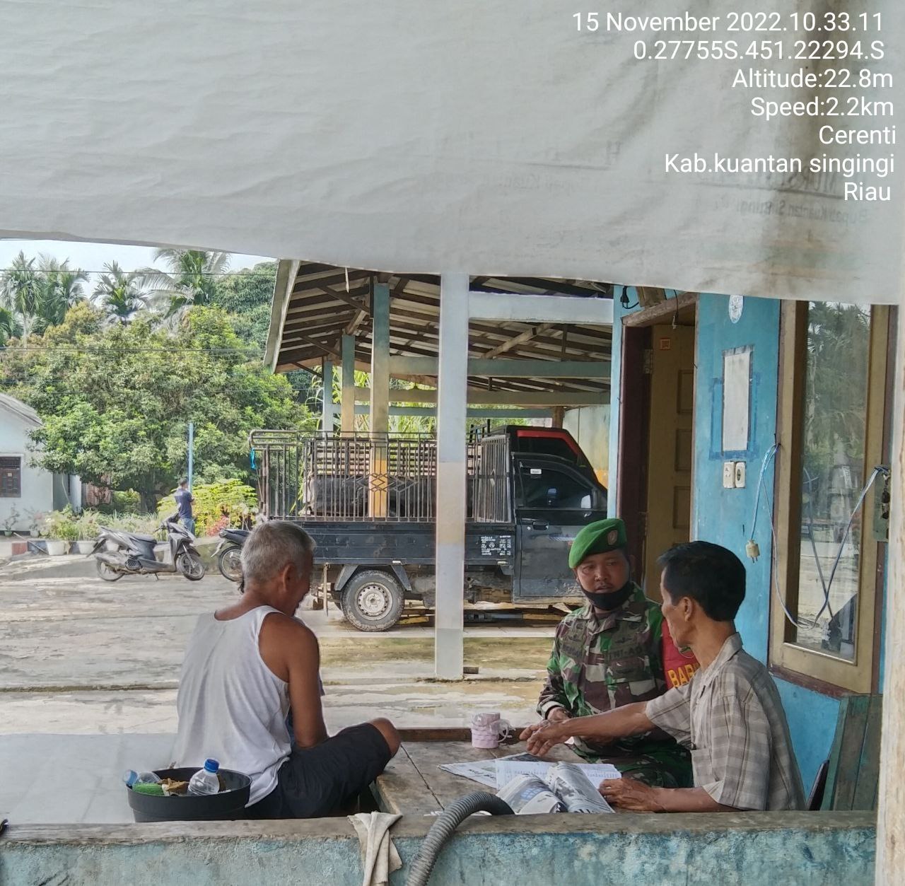Agar Tetap Menjaga Protokol Kesehatan, Serda Dumen Siregar Babinsa Koramil 06/Cerenti Kodim 0302/Inhu Komsos Dengan Warga Binaan Desa Tanjung Medan