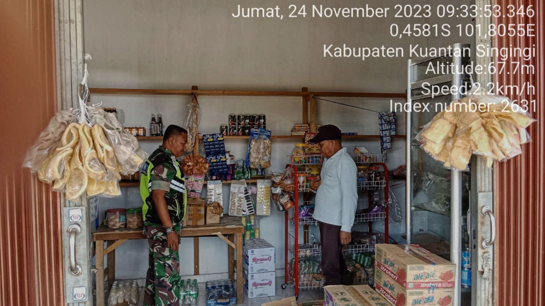 Babinsa Koramil 06/Cerenti  Kodim  0302/Inhu  pantau Perkembangan Harga Kebutuhan Pokok Di Wilayah Kecamatan Inuman Desa Koto Inuman