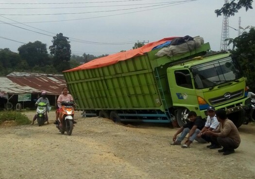 Jalan Penghubung Lima Desa di Kecamatan Tambusai Rusak Parah