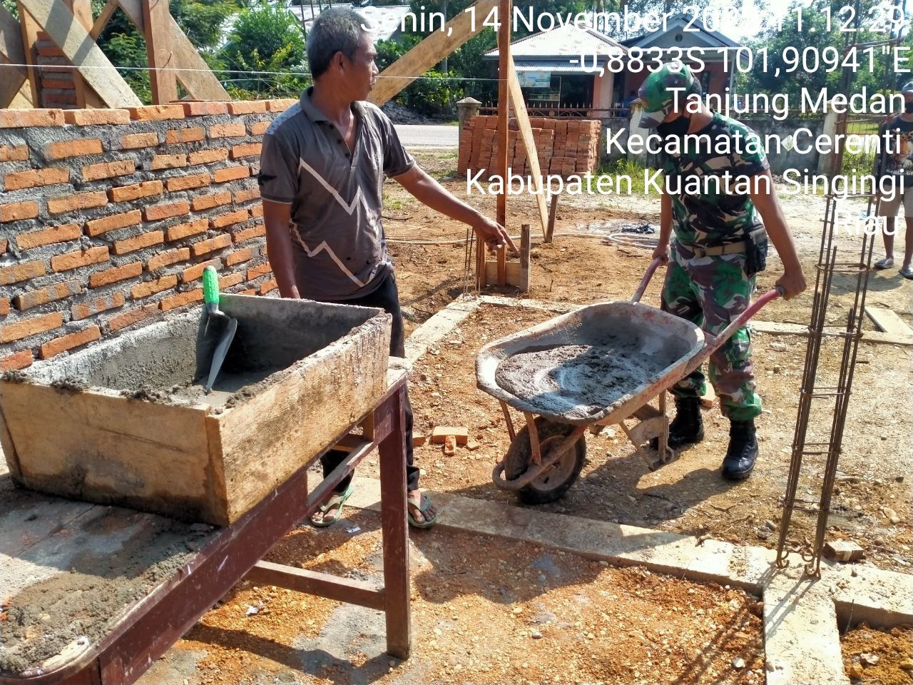 Bangun Keakraban Babinsa Koramil 06/Cerenti Kodim 0302/Inhu Bantu Pembangunan Rumah Warga Di Desa Tanjung Medan