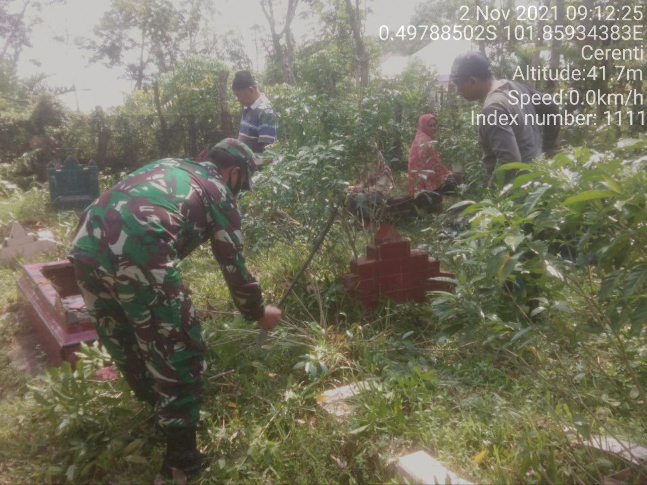 Babinsa Koramil 06/Cerenti Dim 0302 Inhu Gontong Royong Bantu Warga Desa Pulau Panjang Cerenti