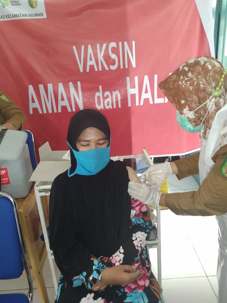 UPTD Kesehatan Kecamatan Inuman Melaksanakan Penyemprotan Disinfektan dan Vaksinasi Covid-19