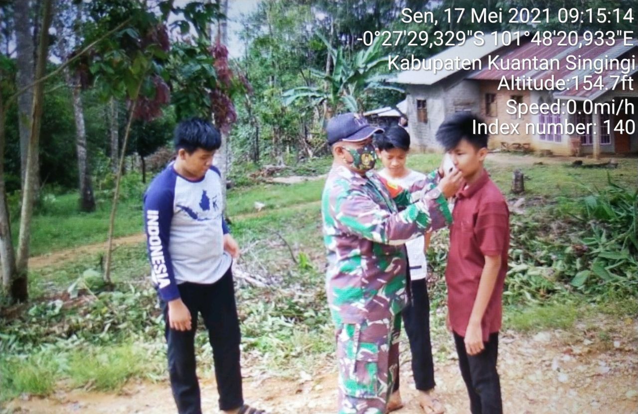 Babinsa Koramil 06/Cerenti Kodim 0302/ Inhu Bagikan Masker Upaya Meminimalisir Penyebaran Covid-19 Kepada Warga Binaan