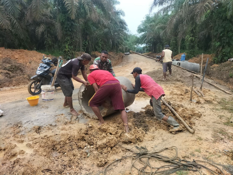 Satgas TMMD Kodim 0302/Inhu Melanjutkan Penimbunan Gorong Gorong Di Desa Redang