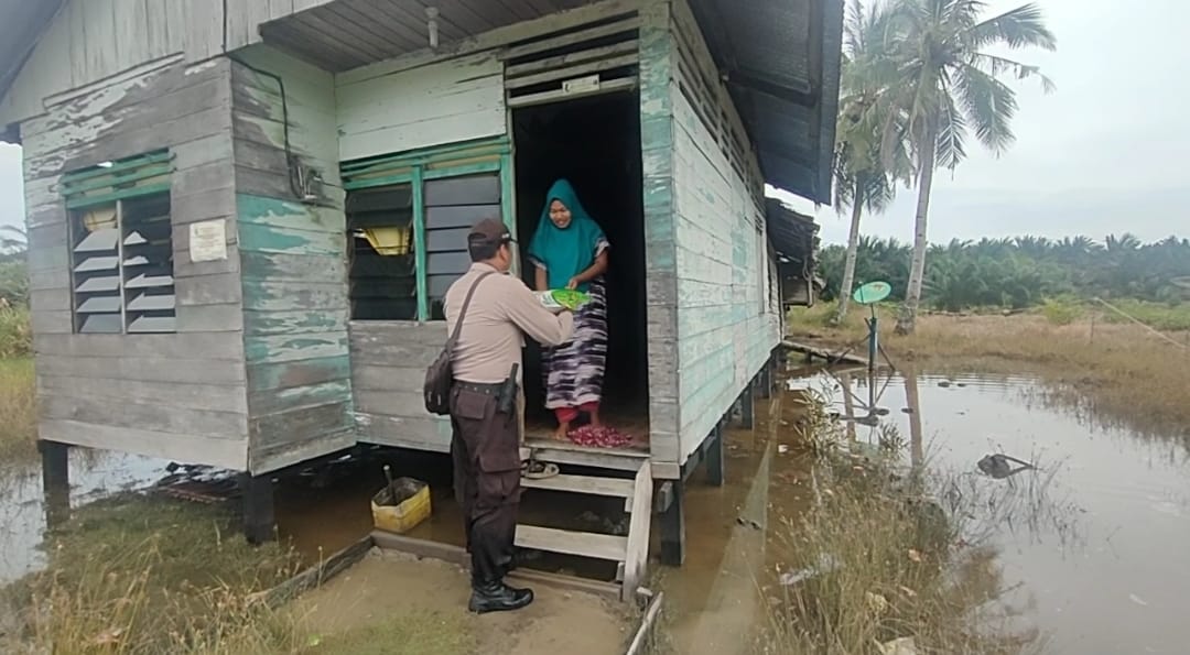 Polres Bengkalis Berikan Bantuan kepada Warga yang Tertimpa Musibah Banjir Air Pasang