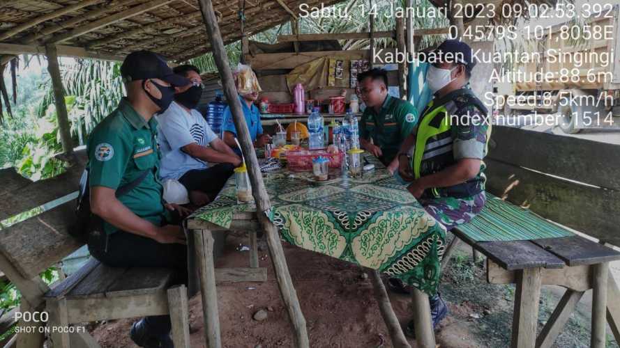 Babinsa Koramil 06/Cerenti Kodim 0302/Inhu Komsos Dengan Warga di Desa Ketaping Jaya Kecamatan Inuman 