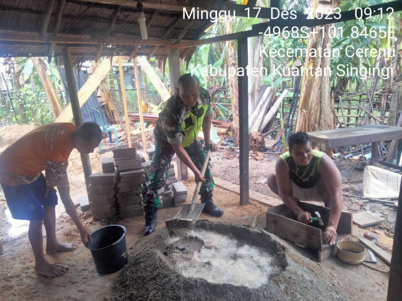 Bangun Keakraban Babinsa Koramil 06/Cerenti Kodim 0302/Inhu Membantu Warga  Gotong Royong Perehapan Rumah Warga di Desa Koto Cerenti Kecamatan Cerenti